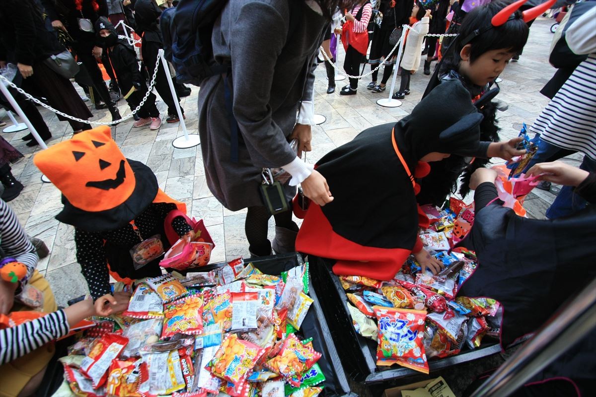 パレードに参加した子供たちにはお菓子のプレゼントが!