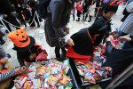 パレードに参加した子供たちにはお菓子のプレゼントが！