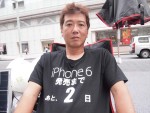 「iPhone6／iPhone6 Plus」購入列の先頭に並ぶ田村哲也さん