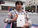 「iPhone6／iPhone6 Plus」購入列の先頭で田村さんと一緒に並ぶ息子さん