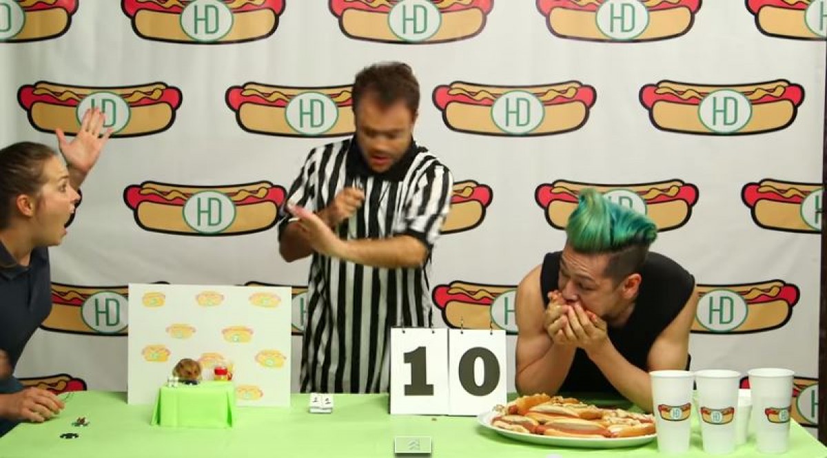 ＜動画＞ハムスターがフードファイター・小林に宣戦布告！ホットドッグ早食い勝者は…