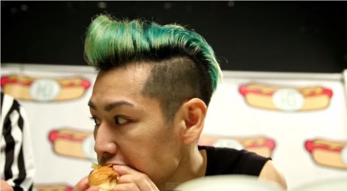 ＜動画＞ハムスターがフードファイター・小林に宣戦布告！ホットドッグ早食い勝者は…
