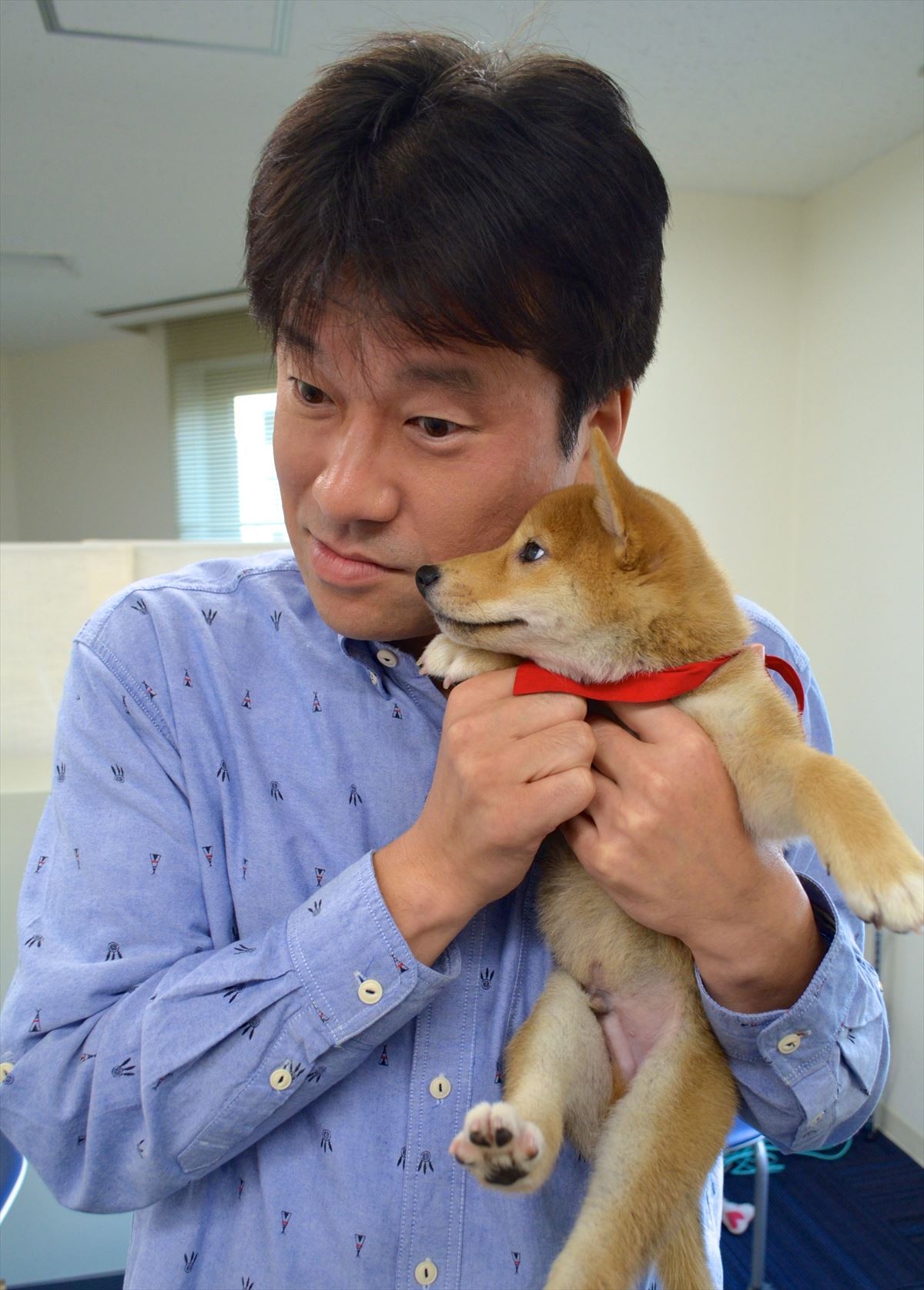 佐藤二朗「犬には全く興味なし」断言するも、実はマメシバ一郎にデレデレ