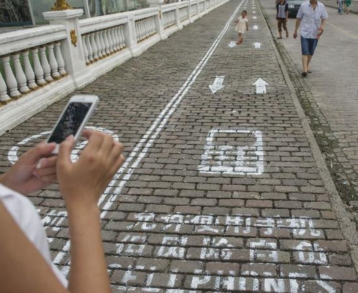 中国・重慶(チョンチン)市に設けられた「スマホ歩き専用レーン」