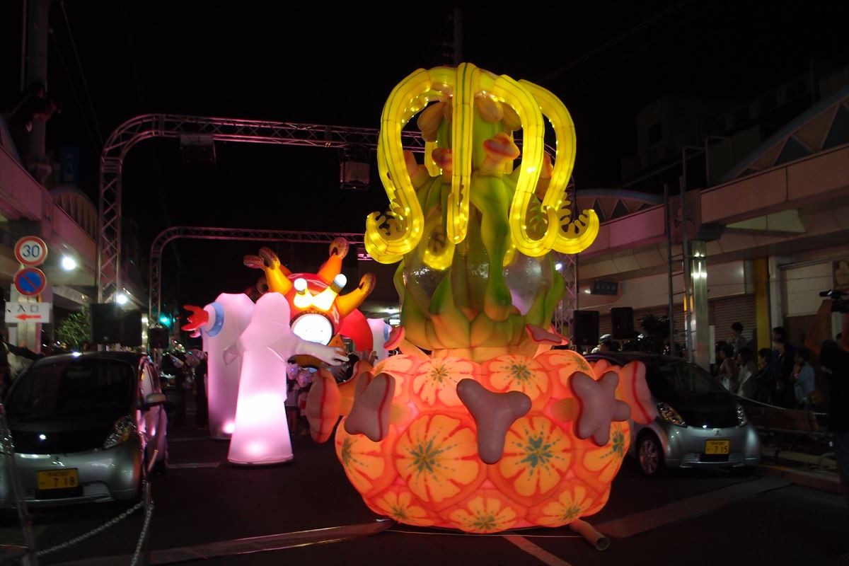 ビルの狭間に巨大気球出現！ 東京・神田で都市空間を舞台にしたアートイベント開催