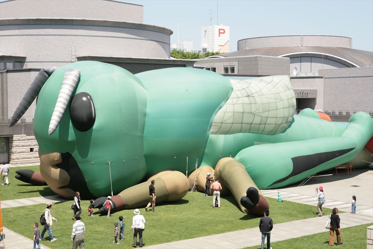 ビルの狭間に巨大気球出現！ 東京・神田で都市空間を舞台にしたアートイベント開催