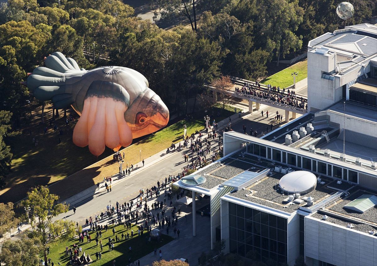 ビルの狭間に巨大気球出現！ 東京・神田で都市空間を舞台にしたアートイベント開催