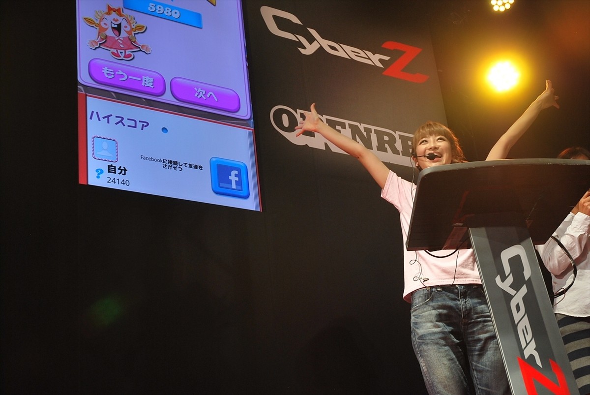 ＜TGS 2014＞鈴木奈々「キャンディークラッシュ」に挑戦！子供ができたら「一緒にゲームやりたい」
