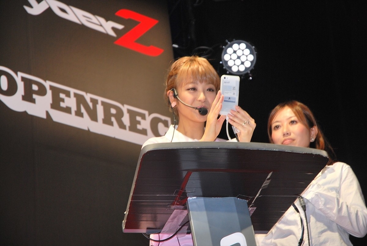 ＜TGS 2014＞鈴木奈々「キャンディークラッシュ」に挑戦！子供ができたら「一緒にゲームやりたい」