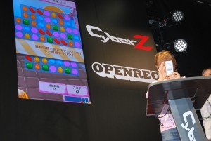 「キャンディークラッシュ」プレイ中の鈴木奈々　