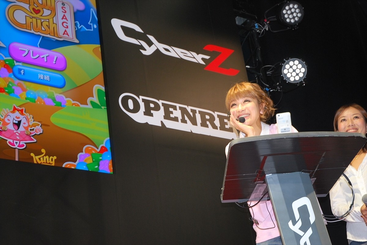 ＜TGS 2014＞鈴木奈々「キャンディークラッシュ」に挑戦！子供ができたら「一緒にゲームやりたい」