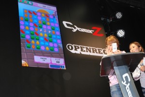 「キャンディークラッシュ」プレイ中の鈴木奈々　