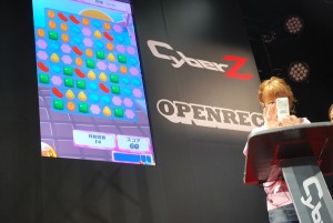 「キャンディークラッシュ」プレイ中の鈴木奈々　