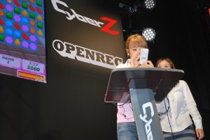 「キャンディークラッシュ」プレイ中の鈴木奈々　