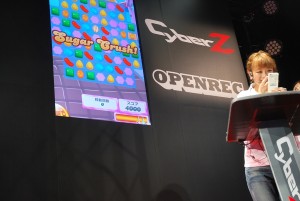 「キャンディークラッシュ」プレイ中の鈴木奈々　