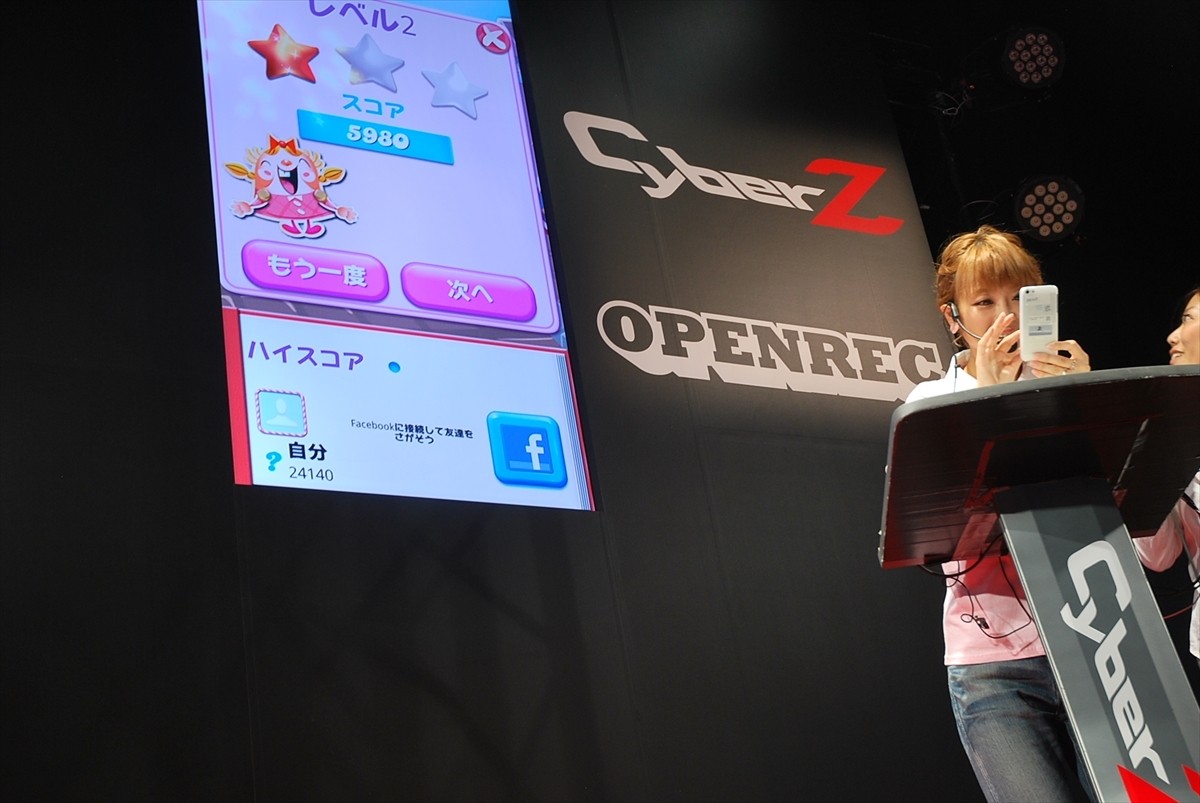 ＜TGS 2014＞鈴木奈々「キャンディークラッシュ」に挑戦！子供ができたら「一緒にゲームやりたい」