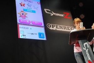 「キャンディークラッシュ」プレイ中の鈴木奈々　