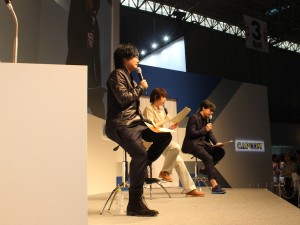 ゲームショウにて、「幕末Rock WEBラジオ『Rock or Heaven?』番外編」を行なった3人。（手前から森久保祥太郎、斎賀みつき、安元洋貴）