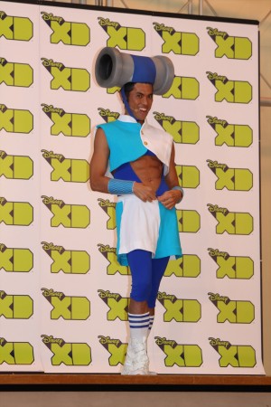 小島よしお、“腹筋ドッカン先輩”に扮して小学校で特別授業を行う。