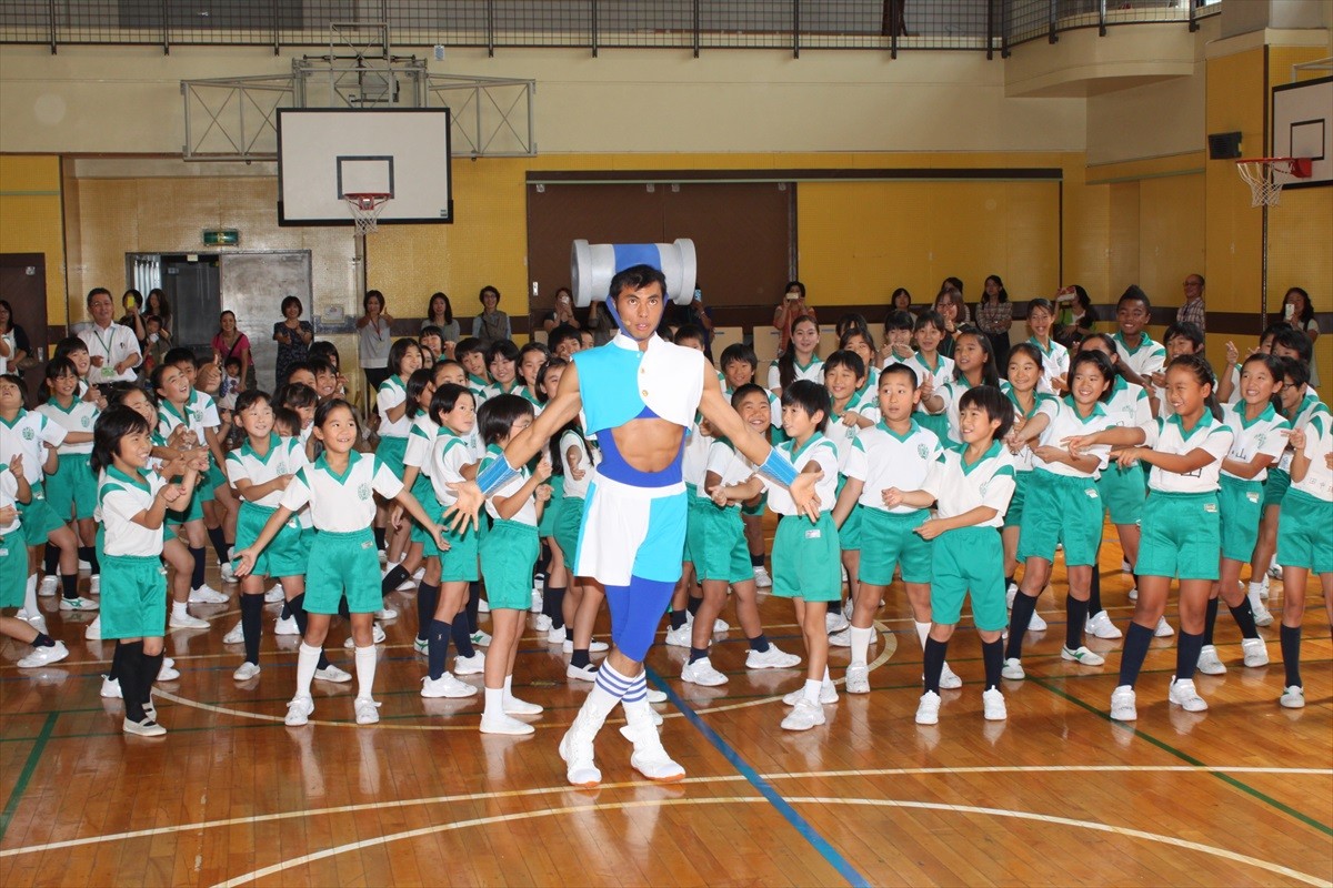 小島よしお、小学生の前で1億円の腹筋を披露！小学校で特別授業　