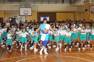 小島よしお、“腹筋ドッカン先輩”に扮して小学校で特別授業を行う。