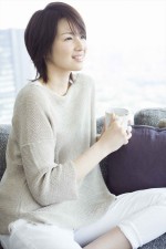 吉瀬美智子、初のエッセイ『幸転力』　自宅のソファでくつろぐ