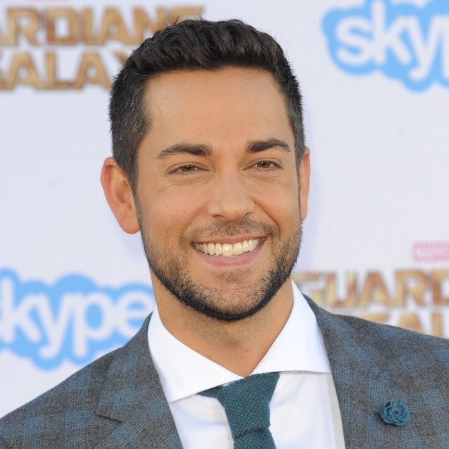 プロフィール用　　ザッカリー・リーヴァイ、Zachary Levi