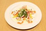ヤクルト本社の管理栄養士が監修した「スモークサーモンのサラダ」