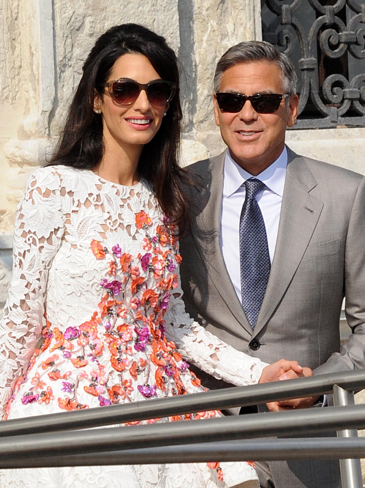 イタリアで結婚したジョージ&アマル、アマルはミニのドレスで登場