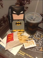 香港のマクドナルドで発売された「バットマン・ダイナー・ダブルビーフバーガー」のセット