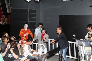 『腹腹電気』発売記念イベントに登場した日本エレキテル連合（左から橋本小雪、中野聡子）