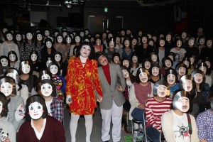 『腹腹電気』発売記念イベントに登場した日本エレキテル連合（左から橋本小雪、中野聡子）