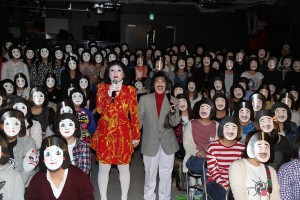 『腹腹電気』発売記念イベントに登場した日本エレキテル連合（左から橋本小雪、中野聡子）