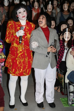 『腹腹電気』発売記念イベントに登場した日本エレキテル連合（左から橋本小雪、中野聡子）