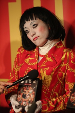 『腹腹電気』発売記念イベントに登場した日本エレキテル連合（橋本小雪）