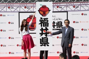 「福丼県プロジェクト」記者会見に登場したモデル・鹿沼憂妃、西川一誠県知事