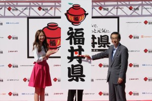 「福丼県プロジェクト」記者会見に登場したモデル・鹿沼憂妃、西川一誠県知事