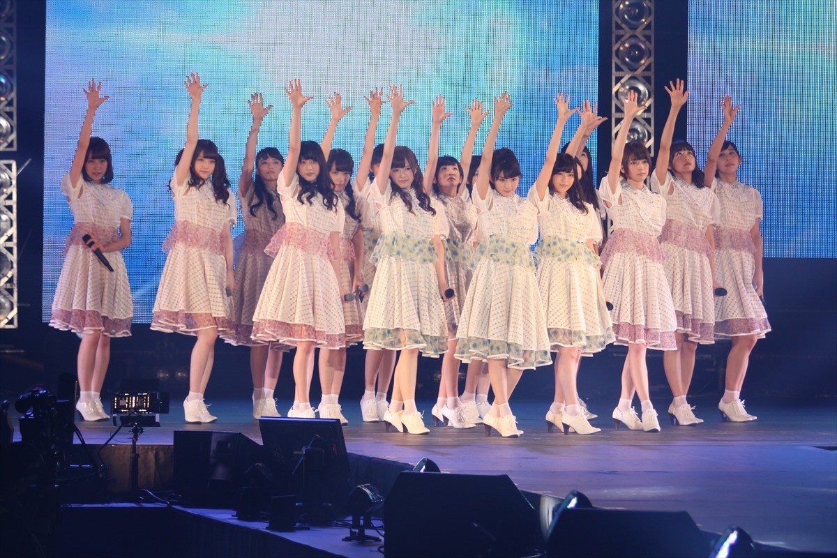アーティスト西内まりや、モデルの聖地で堂々パフォーマンス！乃木坂46にも大歓声＜GirlsAward 2014秋冬＞