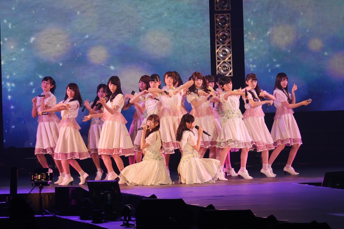 アーティスト西内まりや、モデルの聖地で堂々パフォーマンス！乃木坂46にも大歓声＜GirlsAward 2014秋冬＞