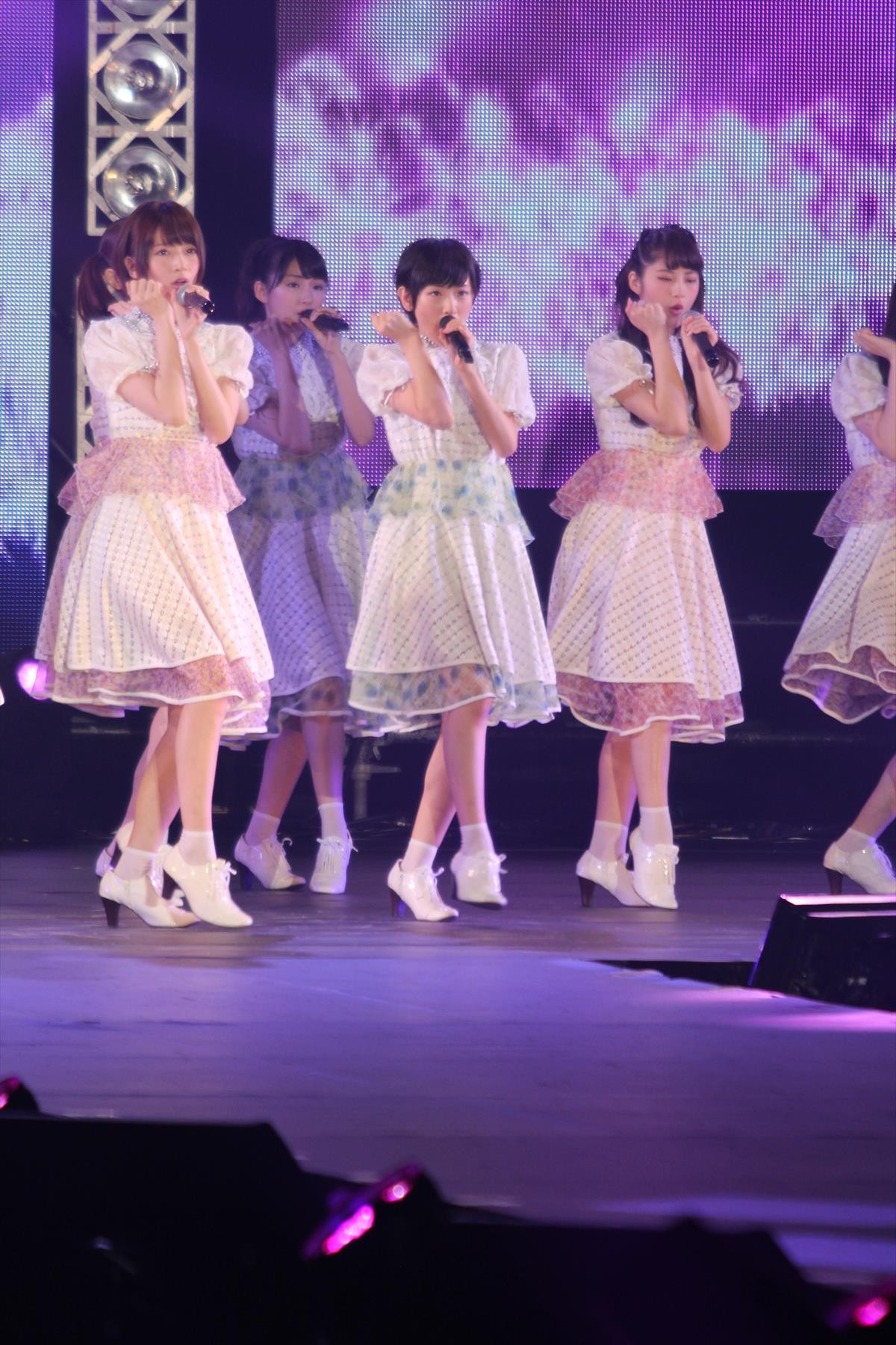 アーティスト西内まりや、モデルの聖地で堂々パフォーマンス！乃木坂46にも大歓声＜GirlsAward 2014秋冬＞