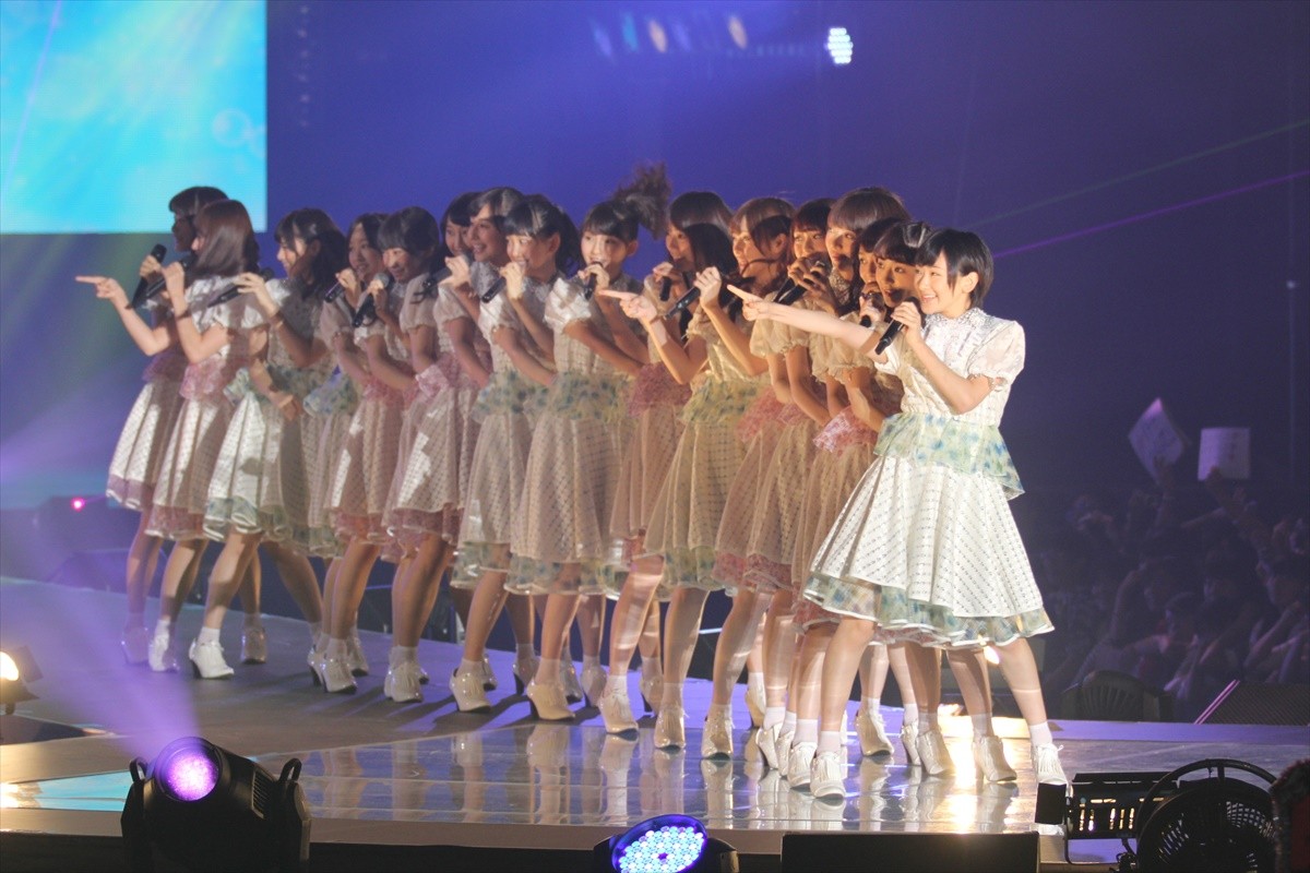 アーティスト西内まりや、モデルの聖地で堂々パフォーマンス！乃木坂46にも大歓声＜GirlsAward 2014秋冬＞
