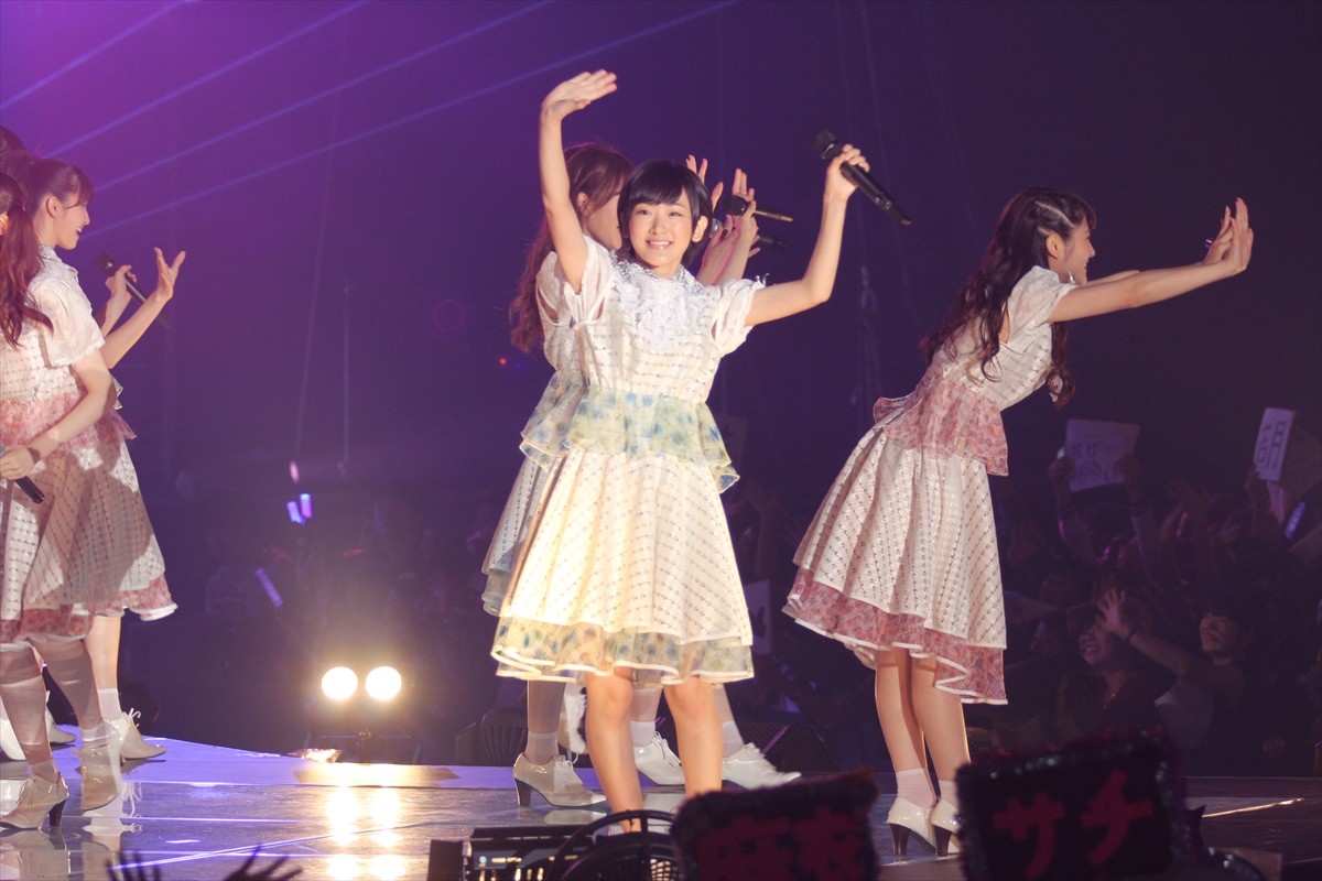 アーティスト西内まりや、モデルの聖地で堂々パフォーマンス！乃木坂46にも大歓声＜GirlsAward 2014秋冬＞