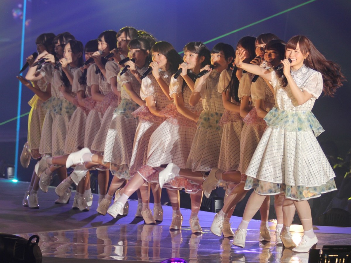 アーティスト西内まりや、モデルの聖地で堂々パフォーマンス！乃木坂46にも大歓声＜GirlsAward 2014秋冬＞