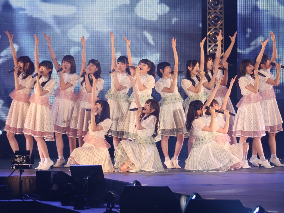 アーティスト西内まりや、モデルの聖地で堂々パフォーマンス！乃木坂46にも大歓声＜GirlsAward 2014秋冬＞