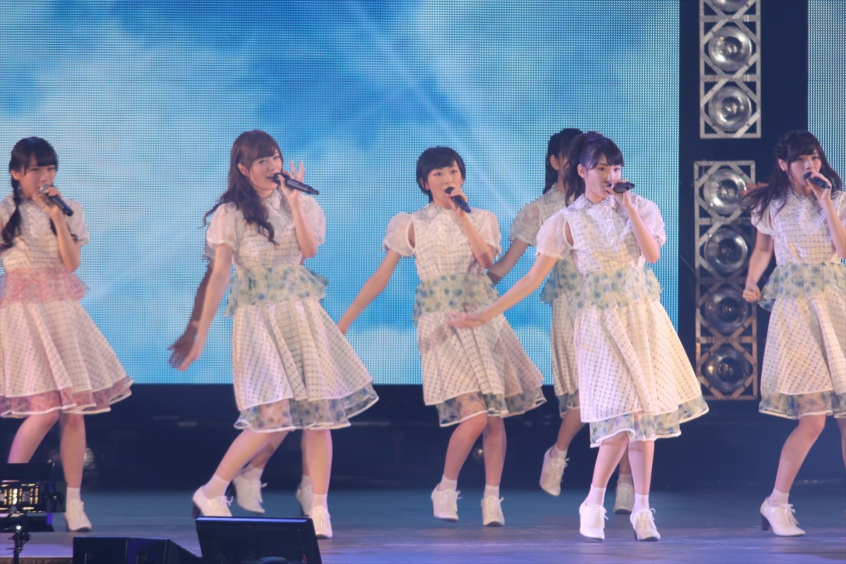 アーティスト西内まりや、モデルの聖地で堂々パフォーマンス！乃木坂46にも大歓声＜GirlsAward 2014秋冬＞
