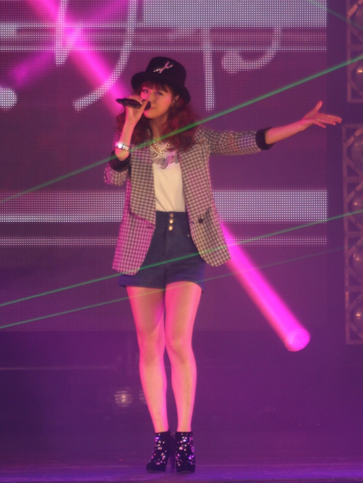 アーティスト西内まりや、モデルの聖地で堂々パフォーマンス！乃木坂46にも大歓声＜GirlsAward 2014秋冬＞