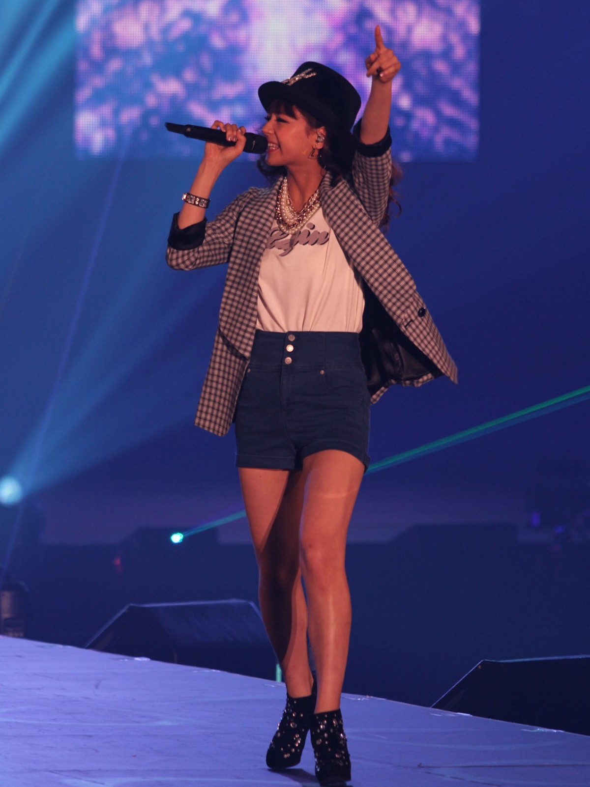 アーティスト西内まりや、モデルの聖地で堂々パフォーマンス！乃木坂46にも大歓声＜GirlsAward 2014秋冬＞