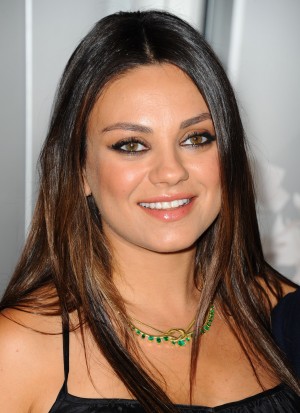 ミラ・クニスがアシュトン・カッチャーとの間の第1子を出産！