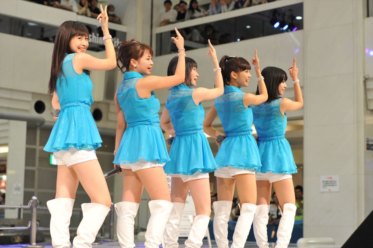 Juice＝Juice、デビュー1周年＆新曲発売のお祝いに乾杯！「ゆくゆくは武道館へ」