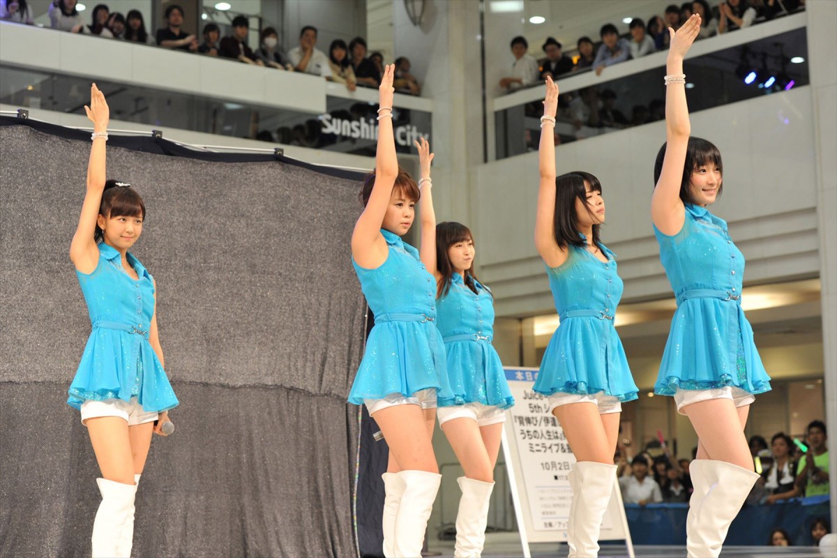 Juice＝Juice、デビュー1周年＆新曲発売のお祝いに乾杯！「ゆくゆくは武道館へ」